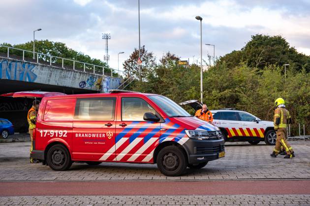 ROTTERDAM - Firefighters at a railway bridge in Delfshaven. Due to arson, no trains are running between Rotterdam Centraal and Delft Campus stations. MEDIATV ANP netherlands out - belgium out  Copyright: xx x571997752x originalFilename: 571997752.jpg