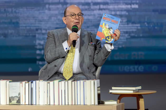 Frankfurt Book Fair 2026: Denis Scheck presents new and classic literature through his series *Druckfrisch · New Books with Denis Scheck*. Here is the first issue of Walt Disney’s *Mickey Mouse Monthly*, Frankfurt am Main, Hesse, Germany, Exhibition Grounds