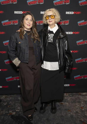 October 9, 2026, New York, New York, USA: CATHERINE CRABTREE and LOU EYRICH attend the press room for American Horror Story 13 on FX during New York Comic Con at Jacob Javits Convention Center in New York. 9 October 2026 New York USA  - ZUMAa265 20261009_zep_a265_095 Copyright: xEricxAcquayex