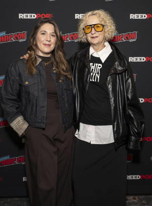 October 9, 2026, New York, New York, USA: CATHERINE CRABTREE and LOU EYRICH attend the press room for American Horror Story 13 on FX during New York Comic Con at Jacob Javits Convention Center in New York. 9 October 2026 New York USA - ZUMAa265 20261009_zep_a265_096 Copyright: xEricxAcquayex