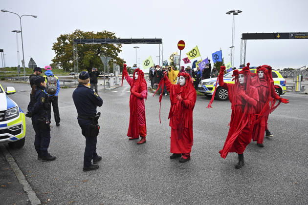 STOCKHOLM, SWEDEN 20261010 Climate activists outside Bromma Airport; some climate activists have gained access and are staging protests at Bromma Airport, including on the runway STOCKHOLM SWEDEN x10090x  Copyright: xClaudioxBresciani TTx KLIMATAKTION BROMMA FLYGPLATS 0jACqozaLhE