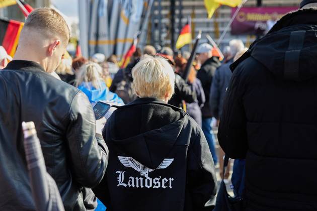 ProjektM1llion, Resignation of the Current Federal Government, and Merz ** FOR EDITORIAL USE ONLY ** EDITORIAL USE ONLY ** p Several hundred people are demonstrating in front of the Brandenburg Gate under the slogan ProjektM1llion, Resignation of the Current Federal Government, and Merz Germany Berlin Berlin Copyright JörgxCarstensen Copyright: JörgxCarstensen doc87yuyvpdfvbet7wdtmd ,EDITORIAL USE ONLY Copyright: JörgxCarstensen
