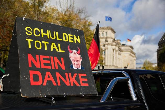 ProjektM1llion, Resignation of the Current Federal Government, and Merz ** FOR EDITORIAL USE ONLY ** EDITORIAL USE ONLY ** p Several hundred people are demonstrating in front of the Brandenburg Gate under the slogan ProjektM1llion, Resignation of the Current Federal Government, and Merz Germany Berlin Berlin Copyright JörgxCarstensen Copyright: JörgxCarstensen doc87yuyw1l4si159wt2ntp ,EDITORIAL USE ONLY Copyright: JörgxCarstensen
