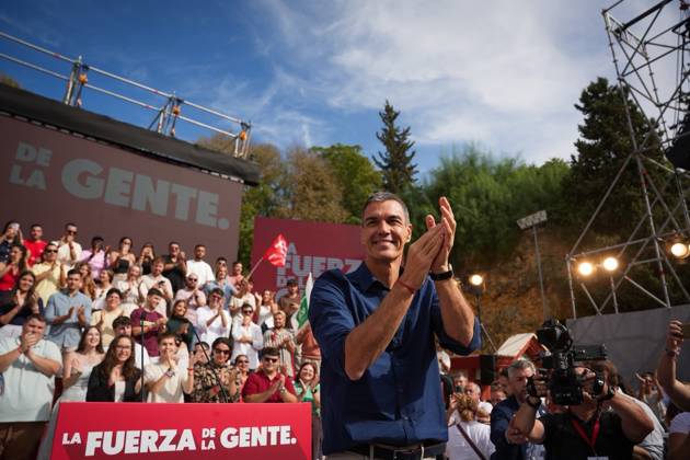 Pedro Sánchez Participates in the First Pre-Campaign Event in Dos Hermanas, Seville Photo of the PSOE Secretary-General and Prime Minister, Pedro Sánchez, at the first pre-campaign event for the November 29 elections. October 10, 2026, in Dos Hermanas, Seville, Andalusia, Spain The event was also attended by the Secretary-General of the PSOE in Andalusia, María Jesús Montero, and the mayor of Dos Hermanas and Secretary of Organization for the PSOE in Andalusia, Francisco Rodríguez October 10, 2026 María José Ló Dos Hermanas, Seville Dos Hermanas, Seville, Spain Copyright: xMariaxJosà xLopezx 7834564