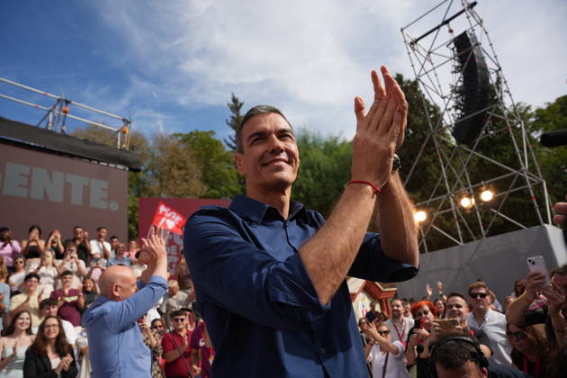 Pedro Sánchez Participates in the First Pre-Campaign Event in Dos Hermanas, Seville Photo of the PSOE Secretary-General and Prime Minister, Pedro Sánchez, at the first pre-campaign event for the November 29 elections. October 10, 2026, in Dos Hermanas, Seville, Andalusia, Spain The event was also attended by the Secretary-General of the PSOE in Andalusia, María Jesús Montero, and the mayor of Dos Hermanas and Secretary of Organization for the PSOE in Andalusia, Francisco Rodríguez October 10, 2026 María José Ló Dos Hermanas, Seville Dos Hermanas, Seville, Spain Copyright: xMariaxJosà xLopezx 7834572