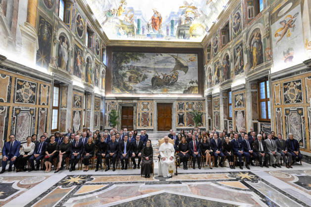 News Bilder des Tages Pope Leo XIV Meets With Directors Of World’s Largest Museums - Vatican Pope Leo XIV meets with the directors of the largest art and culture museums around the world at the Vatican, on October 10, 2026. Speaking to members of the Bizot Group, which brings together directors of the world’s largest museums, Pope Leo stressed the importance of works of art as a means of ‘safeguarding a heritage that belongs to all humanity.’ Photo by (EV) Simone Risoluti Vatican Medial ABACAPRESS.COM Rome  Copyright: xABACAx