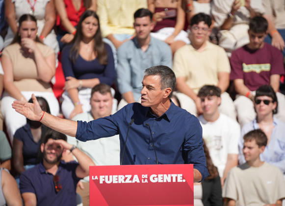 Pedro Sánchez Participates in the First Pre-Campaign Event in Dos Hermanas, Seville. Photo of the PSOE Secretary-General and Prime Minister, Pedro Sánchez, at the first pre-campaign event for the November 29 elections. October 10, 2026, in Dos Hermanas, Seville, Andalusia, Spain The event was also attended by the Secretary-General of the PSOE in Andalusia, María Jesús Montero, and the mayor of Dos Hermanas and Secretary of Organization for the PSOE in Andalusia, Francisco Rodríguez October 10, 2026 María José Ló Dos Hermanas, Seville Dos Hermanas, Seville, Spain Copyright: xMariaxJosà xLopezx 7834644