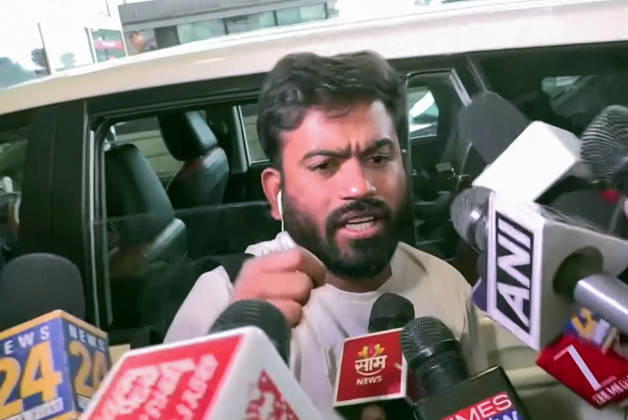 News Bilder des Tages RECORD DATE NOT STATED CJP Founder Abhijeet Dipke detain by the Police at Delhi Airport New Delhi, Oct 10 (ANI): Cockroach Janta Party (CJP) Founder Abhijeet Dipke speaks to the media while detained by the Police after the flight landed at IGI Airport, in New Delhi on Saturday. (ANI Video Grab) Delhi New Delhi India Copyright: xANIx ANI_20261010006