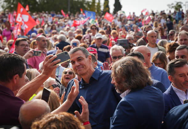 Pedro Sánchez Participates in the First Pre-Campaign Event in Dos Hermanas, Seville. The Secretary-General of the PSOE and Prime Minister, Pedro Sánchez, upon his arrival at the first pre-campaign event for the November 29 elections, October 10, 2026, in Dos Hermanas, Seville, Andalusia, Spain. The PSOE held its first pre-campaign event today for the general elections on November 29 (29N), October 10, 2026. María José Ló, Dos Hermanas, Seville, Dos Hermanas, Seville, Spain Copyright: xMariaxJosà xLopezx 7834766