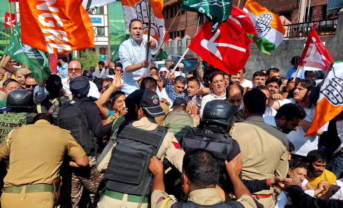 Protest erupts in Srinagar Srinagar, Oct 10 (ANI): Police personnel stop INDIA bloc alliance party s workers and supporters during a protest against Chief Election Commissioner Gyanesh Kumar, in Srinagar on Saturday. Srinagar Jammu and Kashmir India Copyright: xANIx ANI_20261010227