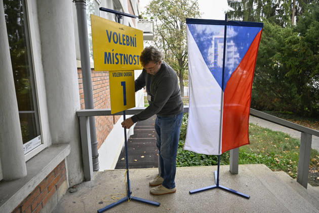The two-day elections to municipal assemblies ended in the Czech Republic together with the first round of the elections to one-third of the Senate, at 2:00 p.m. on October 10, 2026. On the photo: cleaning up the polling place after the elections ended in Zlin. (CTKxPhoto DaliborxGluck) CTKPhotoP2026101003595  CTKPhotoP2026101003595