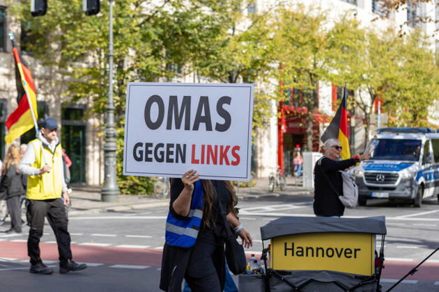News Bilder des Tages October 10, 2026, Berlin, Berlin, Germany: Demonstrators gather in Berlin for the Project M1llion rally against the German government. Participants take to the streets to voice their opposition to government policies, displaying banners and expressing their political demands. The demonstration brings together people seeking to make their concerns heard and draw public attention to their criticism of the country s political leadership. Berlin Germany  - ZUMAc291 20261010_zip_c291_005 Copyright: xMariaxCastrox