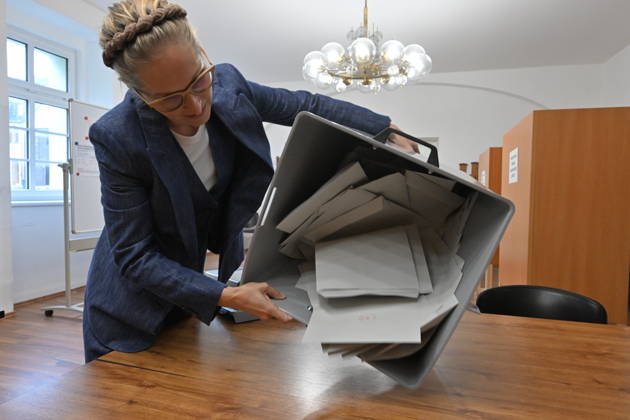The two-day elections to municipal assemblies ended in the Czech Republic together with the first round of the elections to one-third of the Senate, at 2:00 p.m. on October 10, 2026. On the photo: members of the election commission start counting the votes cast by voters in Bozi Dar, Karlovy Vary Region. On the photo is Stepanka Dleskova, chairwoman of the election commission. (CTKxPhoto SlavomirxKubes) CTKPhotoP2026101003262  CTKPhotoP2026101003262