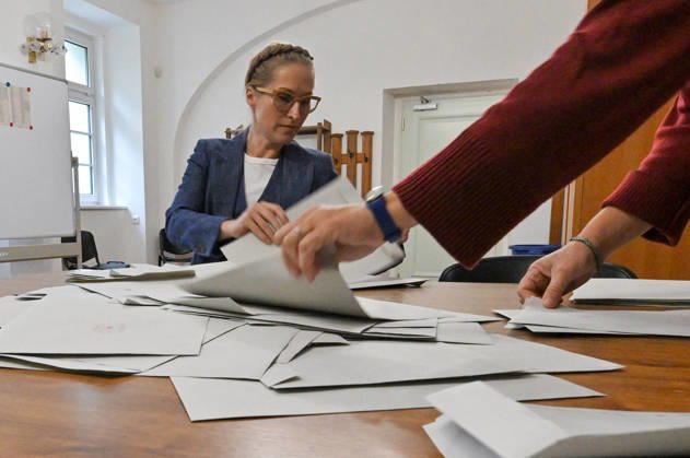 The two-day elections to municipal assemblies ended in the Czech Republic together with the first round of the elections to one-third of the Senate, at 2:00 p.m. on October 10, 2026. On the photo: members of the election commission start counting the votes cast by voters in Bozi Dar, Karlovy Vary Region. On the photo is Stepanka Dleskova, chairwoman of the election commission. (CTKxPhoto SlavomirxKubes) CTKPhotoP2026101003270  CTKPhotoP2026101003270