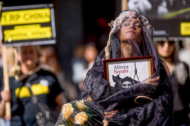 News Bilder des Tages October 10, 2026, Madrid, Spain: A woman holds a portrait, wearing a veil on her head during a rally against the death penalty in Callao Square in central Madrid. World Day Against the Death Penalty has been observed every October 10th since 2003. Madrid Spain - ZUMAs197 20261010_aaa_s197_022 Copyright: xLuisxSotox