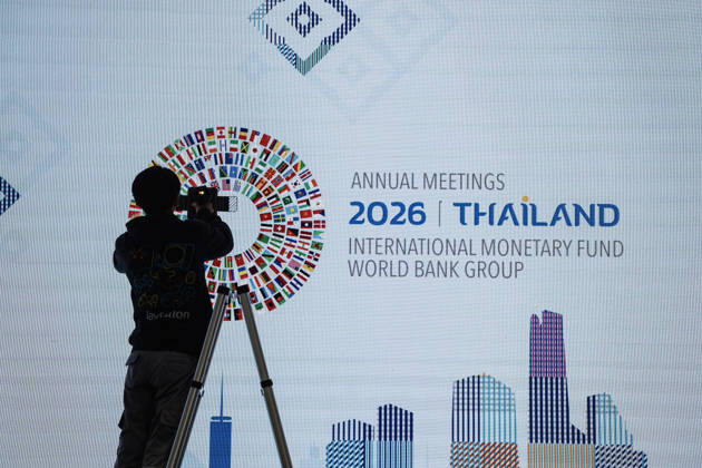 IMF World Bank 2026 Annual Meetings In Bangkok. Thai workers prepare the logo of the annual meetings of the International Monetary Fund (IMF) and the World Bank Group at the Queen Sirikit National Convention Center in Bangkok, Thailand, on October 10, 2026. Bangkok Bangkok Thailand  Copyright: xAnusakxLaowilasx originalFilename: laowilas-notitle261010_npn97.jpg
