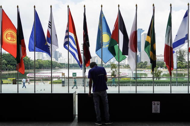 IMF World Bank 2026 Annual Meetings In Bangkok. Thai workers put the finishing touches outside the Queen Sirikit National Convention Center in Bangkok, Thailand, on October 10, 2026, ahead of the annual meetings of the International Monetary Fund (IMF) and the World Bank Group. Bangkok Bangkok Thailand  Copyright: xAnusakxLaowilasx originalFilename: laowilas-notitle261010_npUe5.jpg
