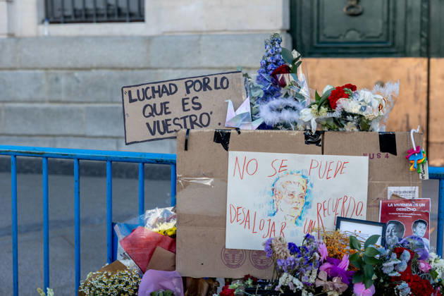 News Bilder des Tages The Community of Madrid describes the encampment at Puerta del Sol as completely anarchic and laments the disastrous image it projects to tourists. Several bouquets of flowers and messages on a makeshift altar in tribute to Maricarmen, at Puerta del Sol, on October 10, 2026, in Madrid, Spain. The Regional Minister of Housing, Transportation, and Infrastructure for the Community of Madrid, Jorge Rodrigo, stated this Saturday that the encampment set up in Madrid’s Puerta del Sol since September 26, in protest of the housing crisis, is completely chaotic, and he lamented the very negative image it may present of the capital to tourists during this Columbus Day long weekend. OCTOBER 10, 2026 SOL PROTEST CAMP HOUSING MARICARMEN FLOWERS Madrid M Copyright: xRicardoxRubiox 7835258