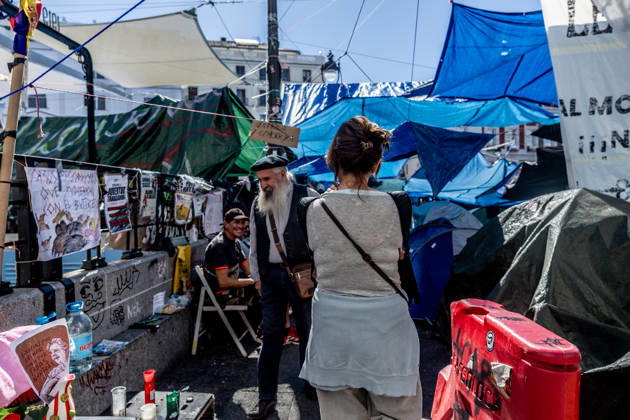 The Community of Madrid describes the encampment at Puerta del Sol as completely anarchic and laments the disastrous image it presents to tourists. Several people look at the messages at Puerta del Sol on October 10, 2026, in Madrid, Spain. Jorge Rodrigo, the Regional Minister of Housing, Transportation, and Infrastructure for the Community of Madrid, stated this Saturday that the encampment set up in Madrid’s Puerta del Sol since September 26, in protest of the housing crisis, is completely chaotic and has lamented the very negative image it may present of the capital to tourists during this Columbus Day long weekend. OCTOBER 10, 2026 SOL PROTEST CAMP HOUSING MARICARMEN FLORES MESSAGES Madrid Madrid, Spain Copyright: xRicardoxRubiox 7835263