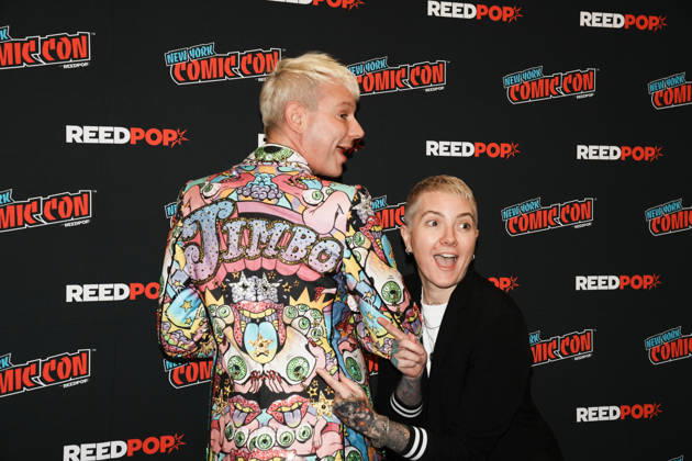 Entertainment Bilder des Tages October 10, 2026, New York, New York, USA: Drag queen and actor JIMBO and writer director JEM GARRARD pose for a photo as Tubi presents R.L. Stine s Pumpkin 2 at the 2026 NY Comic Con at the Javits Center on October 10, 2026 in New York. New York USA - ZUMAb148 20261010_zap_b148_012 Copyright: xBryanxSmithx