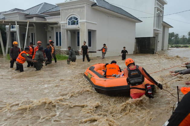 Search and rescue teams evacuate residents after flash floods in Indonesia PADANG, INDONESIA - OCTOBER 10: (----EDITORIAL USE ONLY - MANDATORY CREDIT - INDONESIAN SEARCH AND RESCUE AGENCY (BASARNAS) HANDOUT - NO MARKETING NO ADVERTISING CAMPAIGNS - DISTRIBUTED AS A SERVICE TO CLIENTS----) The search and rescue team carried out an evacuation during a flash flood occurred in Padang, West Sumatra, Indonesia on October 10, 2026. Flash floods hit a number of sub-districts in Padang City after heavy rain. Basarnas Handout Anadolu Padang Indonesia. Editorial use only. Please get in touch for any other usage.  Copyright: x2026xAnadoluxBasarnasx xHandoutx