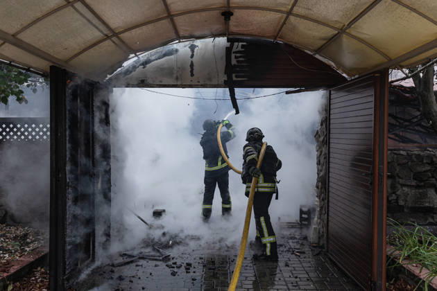 Ukrainian firefighters battle blaze after Russian drone strike in Kramatorsk KRAMATORSK, UKRAINE - OCTOBER 10: Ukrainian firefighters put out a fire in a commercial building following a strike by a Russian FPV drone and under threat from further drone attacks, in Kramatrosk, Ukraine, on October 10, 2026. Diego Herrera Carcedo Anadolu Kramatorsk Ukraine. Editorial use only. Please get in touch for any other usage.  Copyright: x2026xAnadoluxDiegoxHerreraxCarcedox