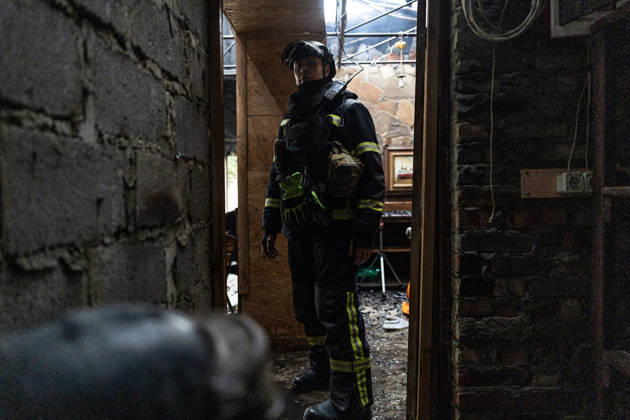 Ukrainian firefighters battle blaze after Russian drone strike in Kramatorsk KRAMATORSK, UKRAINE - OCTOBER 10: Ukrainian firefighters take cover from a Russian drone whilst extinguishing a fire in a commercial building following the strike of a Russian FPV drone, in Kramatrosk, Ukraine, on October 10, 2026. Diego Herrera Carcedo Anadolu Kramatorsk Ukraine. Editorial use only. Please get in touch for any other usage.  Copyright: x2026xAnadoluxDiegoxHerreraxCarcedox