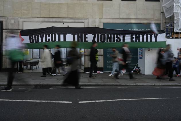 Thousands march in London calling for end to war in Palestine LONDON, UNITED KINGDOM - OCTOBER 10: Thousands of demonstrators march to call for an end to violence against Palestinians and demand an arms sales ban and sanctions against Israel, in London, United Kingdom, on October 10, 2026. Rasid Necati Aslim Anadolu London United Kingdom. Editorial use only. Please get in touch for any other usage.  Copyright: x2026xAnadoluxRasidxNecatixAslimx