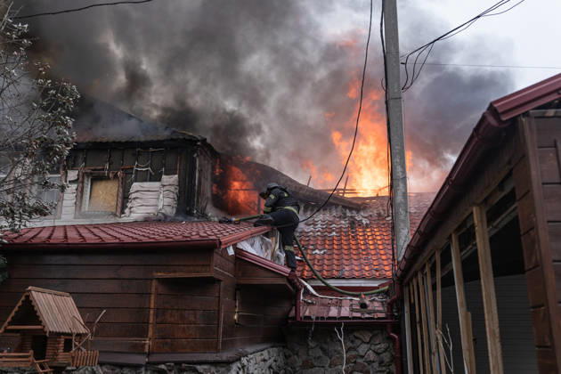 News Bilder des Tages Ukrainian firefighters battle blaze after Russian drone strike in Kramatorsk KRAMATORSK, UKRAINE - OCTOBER 10: Ukrainian firefighters put out a fire in a commercial building following a strike by a Russian FPV drone and under threat from further drone attacks, in Kramatrosk, Ukraine, on October 10, 2026. Diego Herrera Carcedo Anadolu Kramatorsk Ukraine. Editorial use only. Please get in touch for any other usage.  Copyright: x2026xAnadoluxDiegoxHerreraxCarcedox