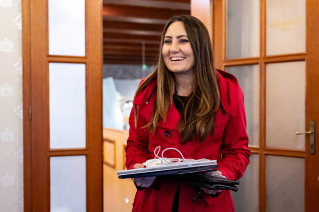 The two-day elections to municipal assemblies ended in the Czech Republic together with the first round of the elections to one-third of the Senate, at 2:00 p.m. on October 10, 2026. On the photo: Jana Hulkova, a candidate for the Senate, arrives at the ANO movement s campaign headquarters in Hradec Kralove. (CTKxPhoto DavidxTanecek) CTKPhotoP2026101004542  CTKPhotoP2026101004542