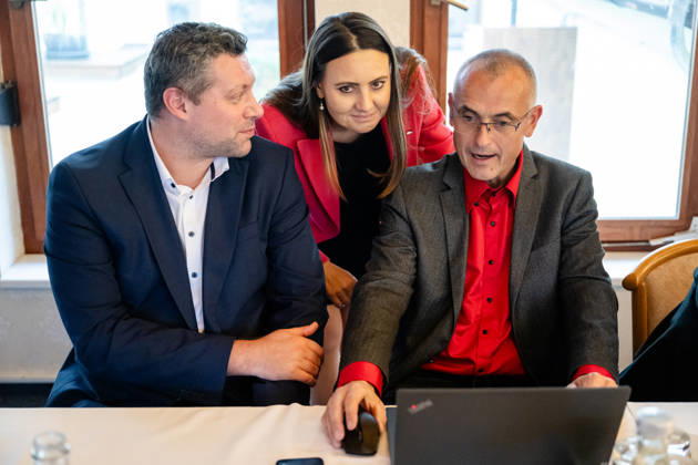 The two-day elections to municipal assemblies ended in the Czech Republic together with the first round of the elections to one-third of the Senate, at 2:00 p.m. on October 10, 2026. On the photo from left: Lukas Fiedler, candidate for mayor of Hradec Kralove, and Jana Hulkova, a candidate for the Senate, at the ANO movement s campaign headquarters in Hradec Kralove. (CTKxPhoto DavidxTanecek) CTKPhotoP2026101004584  CTKPhotoP2026101004584
