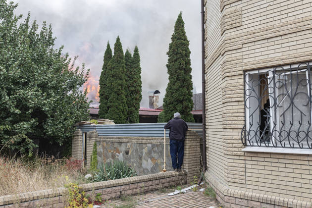 Aftermath of Russian FPV drone attack in Kramatorsk KRAMATORSK, UKRAINE - OCTOBER 10: A local resident looks at a commercial building on fire following the strike of a Russian FPV drone in Kramatorsk, Ukraine, on 10 October 2026 Diego Herrera Carcedo Anadolu Kramatorsk Ukraine. Editorial use only. Please get in touch for any other usage.  Copyright: x2026xAnadoluxDiegoxHerreraxCarcedox