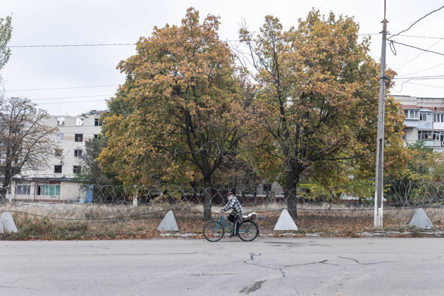 Aftermath of Russian FPV drone attack in Kramatorsk KRAMATORSK, UKRAINE - OCTOBER 10: A local resident cycling along a street under constant threat from Russian FPV drones, in Kramatrosk, Ukraine, 10 October 2026 Diego Herrera Carcedo Anadolu Kramatorsk Ukraine. Editorial use only. Please get in touch for any other usage.  Copyright: x2026xAnadoluxDiegoxHerreraxCarcedox