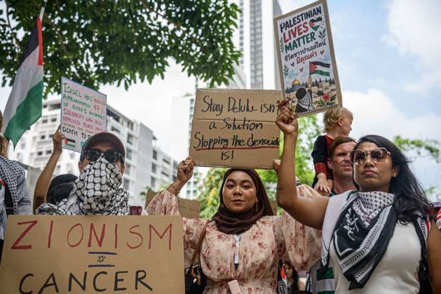 Pro-Palestinian protesters rally in Bangkok BANGKOK, THAILAND, OCTOBER 10, 2026: Pro-Palestinian demonstrators gather outside the Israeli Embassy in Bangkok during a protest marking 1,100 days since the start of the war in Gaza. Participants held portraits of Palestinians killed during the conflict for three minutes in an action titled Every Life Isn t Just a Number, symbolizing three years of war. The demonstration was held as part of a Global Action Day for Palestine. Bangkok Thailand Copyright: x xWatsawatxKoktabtimx xJNAxPressx