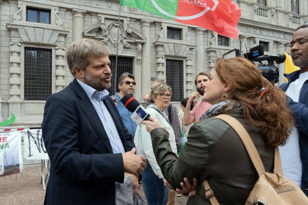 Protesters demand moratorium on new data centers in Milan MILAN, ITALY OCTOBER 10, 2026: Protesters gather for a sit-in in Piazza della Scala in central Milan to oppose the development of new data centers across Lombardy and Italy. The demonstration is organized by the Rete dei Comitati No Data Center (No Data Center Committee Network), which is calling for a moratorium on permits for new facilities. The group also urges public authorities to conduct thorough environmental, urban planning and regional assessments before approving projects. For approved facilities that have not yet begun operating, campaigners are calling for reviews to be reopened if potential microclimate effects and cumulative impacts with existing facilities were not Copyright: x xcalogeroxrussox xJNAxPressx