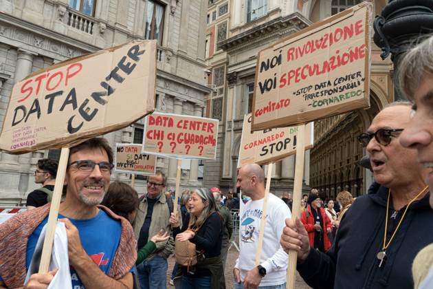 Protesters demand moratorium on new data centers in Milan MILAN, ITALY OCTOBER 10, 2026: Protesters gather for a sit-in in Piazza della Scala in central Milan to oppose the development of new data centers across Lombardy and Italy. The demonstration is organized by the Rete dei Comitati No Data Center (No Data Center Committee Network), which is calling for a moratorium on permits for new facilities. The group also urges public authorities to conduct thorough environmental, urban planning and regional assessments before approving projects. For approved facilities that have not yet begun operating, campaigners are calling for reviews to be reopened if potential microclimate effects and cumulative impacts with existing facilities were not Copyright: x xcalogeroxrussox xJNAxPressx
