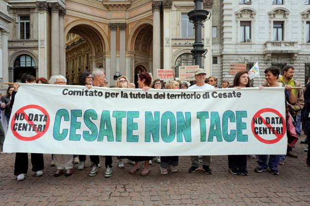 Protesters demand moratorium on new data centers in Milan MILAN, ITALY OCTOBER 10, 2026: Protesters gather for a sit-in in Piazza della Scala in central Milan to oppose the development of new data centers across Lombardy and Italy. The demonstration is organized by the Rete dei Comitati No Data Center (No Data Center Committee Network), which is calling for a moratorium on permits for new facilities. The group also urges public authorities to conduct thorough environmental, urban planning and regional assessments before approving projects. For approved facilities that have not yet begun operating, campaigners are calling for reviews to be reopened if potential microclimate effects and cumulative impacts with existing facilities were not Copyright: x xcalogeroxrussox xJNAxPressx