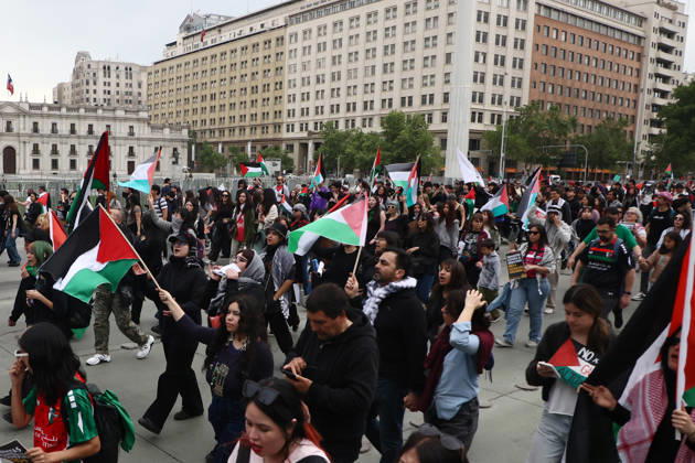 Santiago, October 10, 2026: March for Palestine organized by the Global Action for Palestine (GAFP) alliance along Alameda Street in downtown Santiago. Dragomir Yankovic, Aton Chile, Santiago, Chile. Aton 1198345 Copyright: DRAGOMIRxYANKOVIC ATONxCHILE