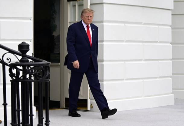 United States President Donald J Trump departs the South Lawn of the White House in Washington, DC, USA, en route Clarksville, Tennessee on Saturday, October 10, 2026. The President will participate in a campaign rally for Tennessee Republican candidates on the ballot in November. Copyright: xRonxSachsx xPoolxviaxCNPx MediaPunchx