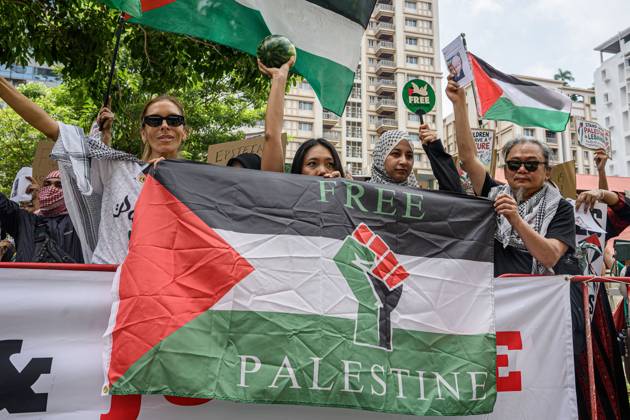 October 10, 2026, Bangkok, Thailand: BANGKOK, THAILAND, OCTOBER 10, 2026: Pro-Palestinian demonstrators gather outside the Israeli Embassy in Bangkok during a protest marking 1,100 days since the start of the war in Gaza. Participants held portraits of Palestinians killed during the conflict for three minutes in an action titled Every Life Isn t Just a Number, symbolizing three years of war. The demonstration was held as part of a Global Action Day for Palestine. Bangkok Thailand  - ZUMAq101 20261010_zna_q101_173 Copyright: xWatsawatxKoktabtimx