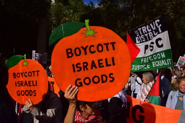 October 10, 2026, London, United Kingdom: A protester holds a Boycott Israeli goods placard during the National March for Palestine..Thousands of people marched in Central London marking three years of what the protest organisers call the genocide against the Palestinian people in Gaza London United Kingdom - ZUMAs197 20261010_aaa_s197_169 Copyright: xVukxValcicx