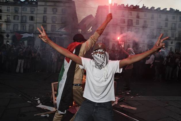 October 10, 2026, Turin, IT: TURIN, ITALY, OCTOBER 10, 2026: Thousands of pro-Palestinian demonstrators march through Turin during a protest organized by the Torino per Gaza coalition. Tensions erupted near Piazza Castello when police blocked access to the square, leading to clashes between demonstrators and riot police before some protesters were allowed to enter. Participants carried Palestinian flags and displayed effigies of Israeli Prime Minister Benjamin Netanyahu and US President Donald Trump as they marched through the city in support of Palestine. Turin IT  - ZUMAq101 20261010_zna_q101_259 Copyright: xJulianxNelajx