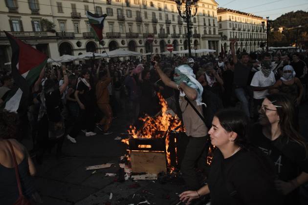 October 10, 2026, Turin, IT: TURIN, ITALY, OCTOBER 10, 2026: Thousands of pro-Palestinian demonstrators march through Turin during a protest organized by the Torino per Gaza coalition. Tensions erupted near Piazza Castello when police blocked access to the square, leading to clashes between demonstrators and riot police before some protesters were allowed to enter. Participants carried Palestinian flags and displayed effigies of Israeli Prime Minister Benjamin Netanyahu and US President Donald Trump as they marched through the city in support of Palestine. Turin IT  - ZUMAq101 20261010_zna_q101_261 Copyright: xJulianxNelajx
