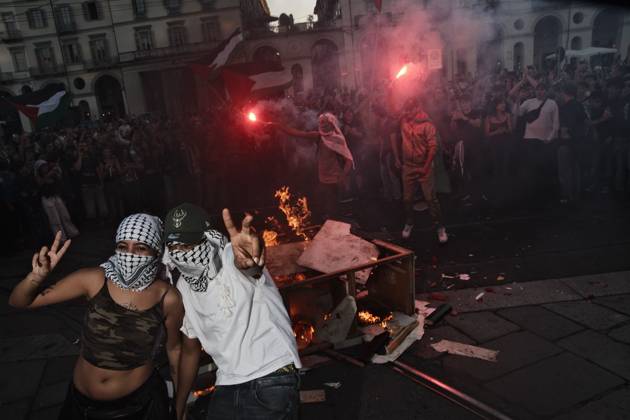 October 10, 2026, Turin, IT: TURIN, ITALY, OCTOBER 10, 2026: Thousands of pro-Palestinian demonstrators march through Turin during a protest organized by the Torino per Gaza coalition. Tensions erupted near Piazza Castello when police blocked access to the square, leading to clashes between demonstrators and riot police before some protesters were allowed to enter. Participants carried Palestinian flags and displayed effigies of Israeli Prime Minister Benjamin Netanyahu and US President Donald Trump as they marched through the city in support of Palestine. Turin IT  - ZUMAq101 20261010_zna_q101_262 Copyright: xJulianxNelajx