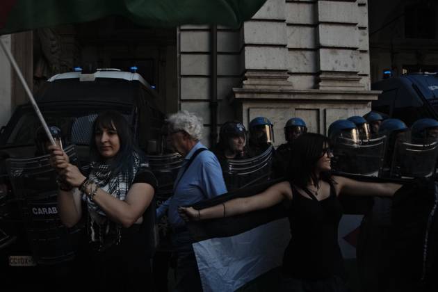 October 10, 2026, Turin, IT: TURIN, ITALY, OCTOBER 10, 2026: Thousands of pro-Palestinian demonstrators march through Turin during a protest organized by the Torino per Gaza coalition. Tensions erupted near Piazza Castello when police blocked access to the square, leading to clashes between demonstrators and riot police before some protesters were allowed to enter. Participants carried Palestinian flags and displayed effigies of Israeli Prime Minister Benjamin Netanyahu and US President Donald Trump as they marched through the city in support of Palestine. Turin IT - ZUMAq101 20261010_zna_q101_264 Copyright: xJulianxNelajx