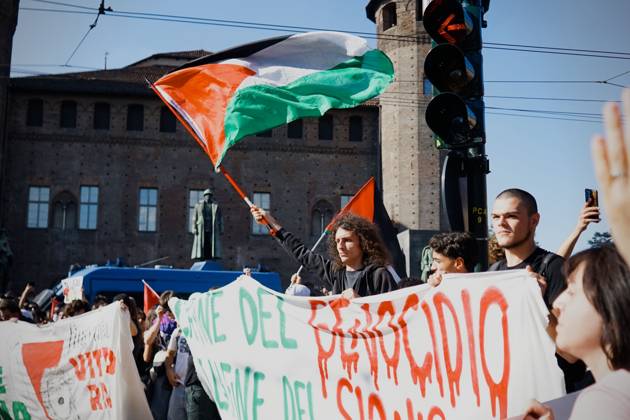 October 10, 2026, Turin, Italy: TURIN, ITALY, OCTOBER 10, 2026: Thousands of pro-Palestinian demonstrators march through central Turin during a regional protest organized by Torino per Gaza, as demonstrations take place across Italy in solidarity with Palestinians. Tensions erupted near Piazza Castello when protesters attempted to cross a police cordon, leading to brief confrontations before the march continued through the city. Demonstrators carried Palestinian flags and large effigies depicting US President Donald Trump and Israeli Prime Minister Benjamin Netanyahu. Toward the end of the demonstration, protesters threw tomatoes at the effigies before setting them on fire. Turin Italy - ZUMAq101 20261010_zna_q101_307 Copyright: xChiaraxAntenuccix