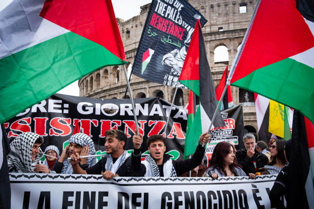 News Bilder des Tages October 10, 2026, Rome, Rm, Italy: Thousands of people take to the streets of the capital to march in solidarity with Gaza and the Palestinians, and to call for the unblocking of humanitarian aid entering the Strip. Rome Italy - ZUMAg256 20261010_znp_g256_007 Copyright: xMarcoxDixGianvitox