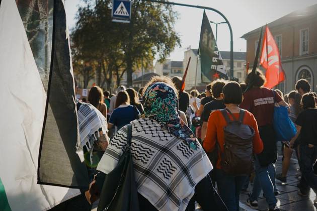 October 10, 2026, Turin, Italy: TURIN, ITALY, OCTOBER 10, 2026: Thousands of pro-Palestinian demonstrators march through central Turin during a regional protest organized by Torino per Gaza, as demonstrations take place across Italy in solidarity with Palestinians. Tensions erupted near Piazza Castello when protesters attempted to cross a police cordon, leading to brief confrontations before the march continued through the city. Demonstrators carried Palestinian flags and large effigies depicting US President Donald Trump and Israeli Prime Minister Benjamin Netanyahu. Toward the end of the demonstration, protesters threw tomatoes at the effigies before setting them on fire. Turin Italy - ZUMAq101 20261010_zna_q101_293 Copyright: xChiaraxAntenuccix