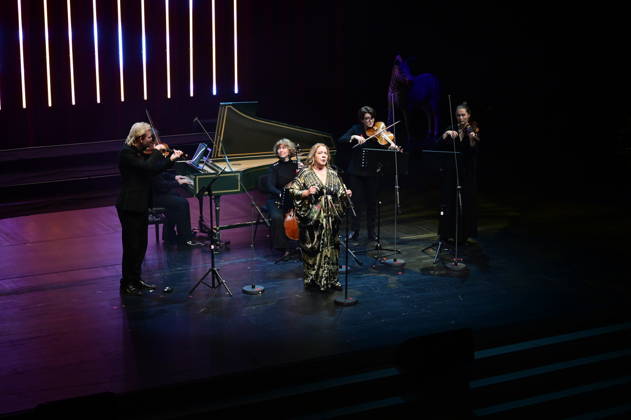 Kathy Kelly and the Dresden Baroque Ensemble camerata musikus s with Milko Kersten at the 18th Hope Gala 2026 at the Schauspielhaus Dresden, October 10, 2026 Copyright: xMatthiasxWehnertx
