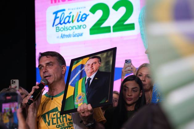 Flavio Bolsonaro meets female supporters in Rio RIO DE JANEIRO, BRAZIL, OCTOBER 10, 2026: Brazilian presidential candidate Flavio Bolsonaro addresses female supporters during a campaign event in Rio de Janeiro ahead of the October 25 presidential runoff election against incumbent President Luiz Inacio Lula da Silva. Bolsonaro met with women leaders and supporters to discuss women s participation in politics, family support and social inclusion policies, including assistance for mothers and families of children with special needs. The event formed part of his campaign efforts to mobilize voters ahead of the second round. Rio de Janeiro Brazil Copyright: x xMarianaxGreifx xJNAxPressx